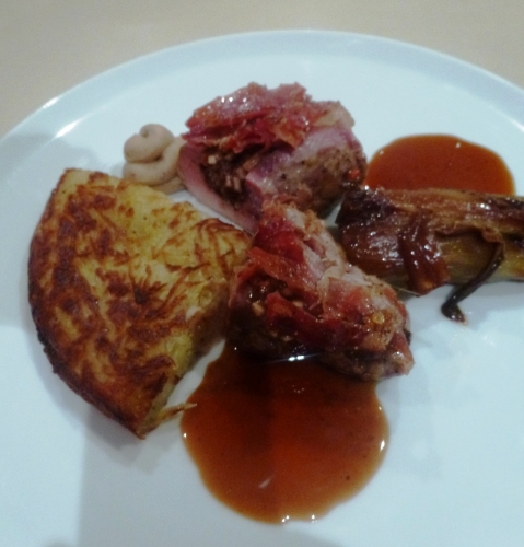 filet de porc,jambon mangalica,pain d'epices,pomme,boudin noir basque en conserve,café,espresso,miel,sucre,caramel,pommes de terre,châtaigne,champignon de paris,carotte,céleri,ail,echalote,fond blanc,fond brun,bouillon de volaille,chicoré,chicons,piment d'espelette,beurre clarifié