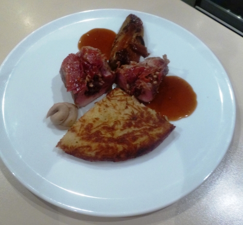 filet de porc,jambon mangalica,pain d'epices,pomme,boudin noir basque en conserve,café,espresso,miel,sucre,caramel,pommes de terre,châtaigne,champignon de paris,carotte,céleri,ail,echalote,fond blanc,fond brun,bouillon de volaille,chicoré,chicons,piment d'espelette,beurre clarifié