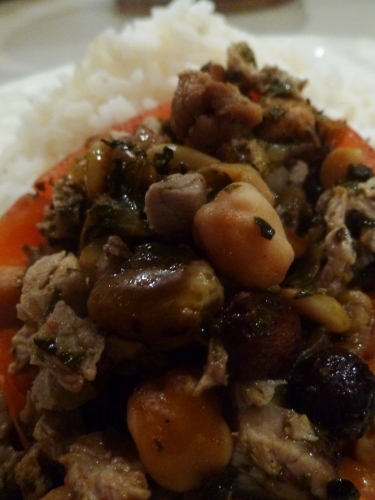 agneau,pignons de pin,raisins secs,pistaches,pois chiches,ail,menthe,coriandre,persil,vinaigre de xères,miel,tomates,jus de citron,cannelle,cumin,clous de girofle