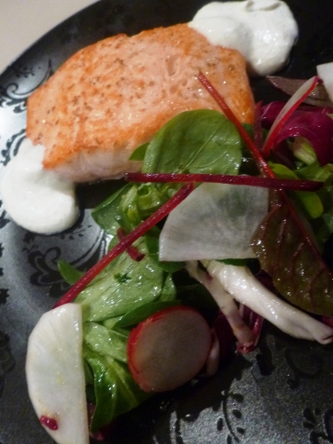 saumon,orkney,salade,radicchio,radis rouges,radis blanc,miel,moutarde,raifort,crème epaisse,huile d'olive au citron,citron vert,citron
