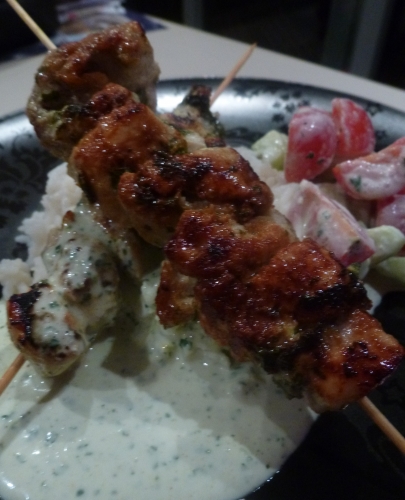 poulet,concombre,tomates cerises,coriandre,cumin,piment de cayenne,yaourt,crème epaisse,gingembre,ail,chermoula,sucre brun,citron