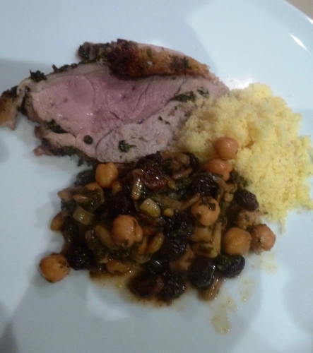 agneau,agneau de lait,raisins secs,menthe,coriandre,persil plat,pignons de pin,pistaches,oignons,ail,cumin,harissa,cannelle,clou de girofle,semoule,fond d'agneau,citron vert,pois chiches