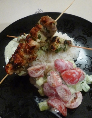 poulet,concombre,tomates cerises,coriandre,cumin,piment de cayenne,yaourt,crème epaisse,gingembre,ail,chermoula,sucre brun,citron