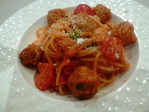 Spaghetti, Tomates Cerises, Basilic, Huile d'Olive, Haché Porc-Veau, Chapelure, Origan, Parmesan,  