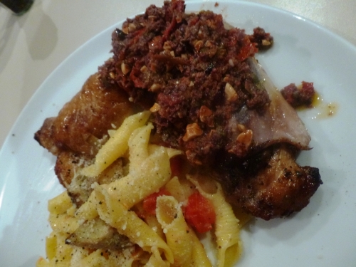 pâtes,garganelli,olives noires,taggiasche,câpres,parmesan,origan,ail,huile d'olive,citron,artichauts,tomates cerises,poulet,amandes,paprika