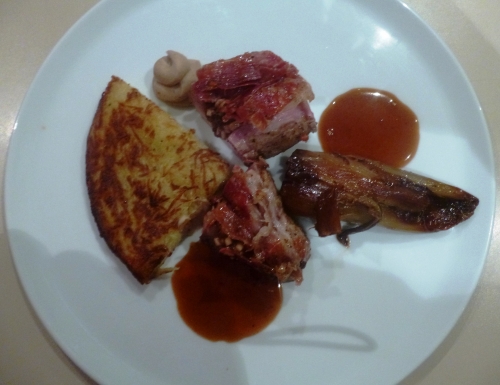 filet de porc,jambon mangalica,pain d'epices,pomme,boudin noir basque en conserve,café,espresso,miel,sucre,caramel,pommes de terre,châtaigne,champignon de paris,carotte,céleri,ail,echalote,fond blanc,fond brun,bouillon de volaille,chicoré,chicons,piment d'espelette,beurre clarifié