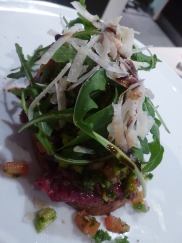 boeuf,onglet,céleri,tomate,echalote,roquette,parmesan,vinaigre balsamique,pain au levain,paprika,cayenne,ciboulette,basilic,origan,persil