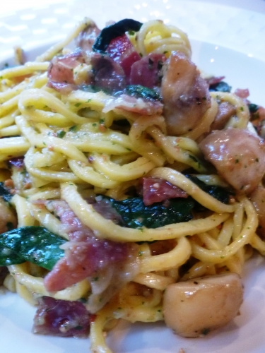 taglioni,pâtes,pesto,pignons de pin,parmesan,basilic,ail,huile d'olive; mangalica,jambon cru,champignons de paris,epinards