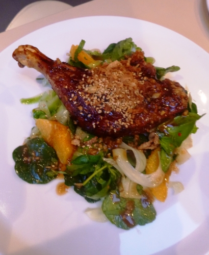 canard,cannelle,5 épices,oranges,sauce hoisin,sauce poisson,miel,gingembre,ail,graines de fenouil,concombre,fenouil,pousses de bambou,menthe,epinards,cresson,jeunes oignons,piment rouge,graines de sésame,oignons frits