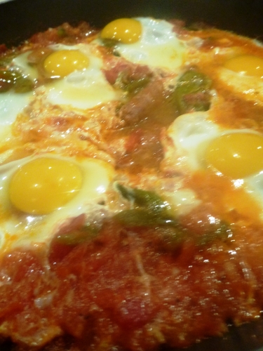 tomates,poivrons verts,ail,merguez,piment,carvi,oeufs