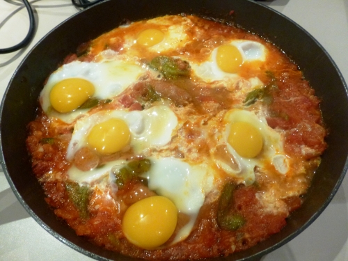 tomates,poivrons verts,ail,merguez,piment,carvi,oeufs