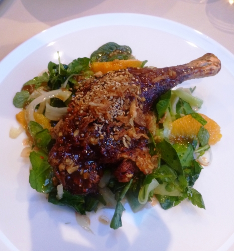 canard,cannelle,5 épices,oranges,sauce hoisin,sauce poisson,miel,gingembre,ail,graines de fenouil,concombre,fenouil,pousses de bambou,menthe,epinards,cresson,jeunes oignons,piment rouge,graines de sésame,oignons frits