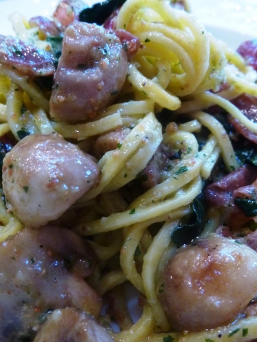 taglioni,pâtes,pesto,pignons de pin,parmesan,basilic,ail,huile d'olive; mangalica,jambon cru,champignons de paris,epinards