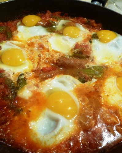 tomates,poivrons verts,ail,merguez,piment,carvi,oeufs