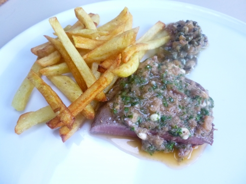 boeuf,anchois,câpres,menthe,fleur de sel,origan,thym,ail,citron vert,oseille,beurre,persil,caponata