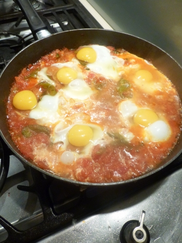 tomates,poivrons verts,ail,merguez,piment,carvi,oeufs