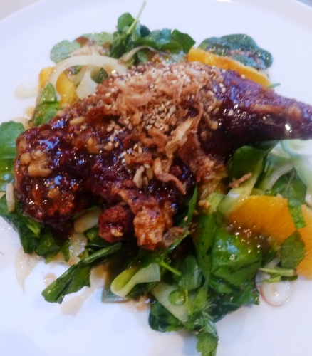 canard,cannelle,5 épices,oranges,sauce hoisin,sauce poisson,miel,gingembre,ail,graines de fenouil,concombre,fenouil,pousses de bambou,menthe,epinards,cresson,jeunes oignons,piment rouge,graines de sésame,oignons frits