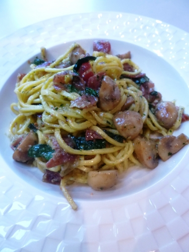 taglioni,pâtes,pesto,pignons de pin,parmesan,basilic,ail,huile d'olive; mangalica,jambon cru,champignons de paris,epinards