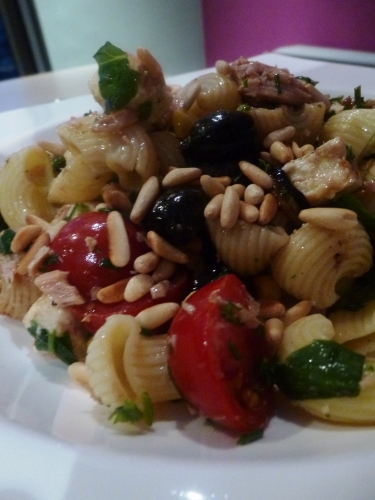 pâtes,piment,vinaigre balsamique,tomates cerises,pignons de pin,mozarella,olives noires,anchois,thon blanc,basilic,menthe,persil,origan,ciboulette,aubergine,ail,maïs,roquette,citron,gros sel