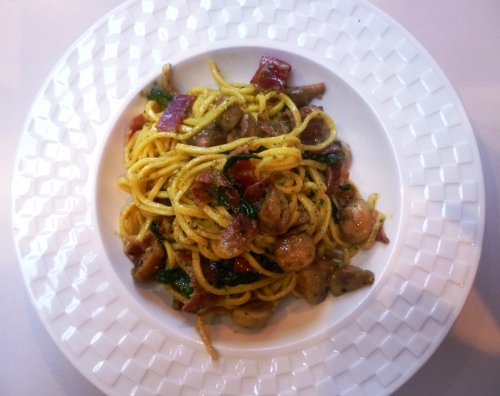 taglioni,pâtes,pesto,pignons de pin,parmesan,basilic,ail,huile d'olive; mangalica,jambon cru,champignons de paris,epinards