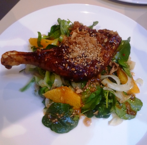 canard,cannelle,5 épices,oranges,sauce hoisin,sauce poisson,miel,gingembre,ail,graines de fenouil,concombre,fenouil,pousses de bambou,menthe,epinards,cresson,jeunes oignons,piment rouge,graines de sésame,oignons frits