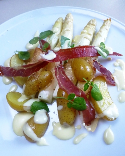 asperges blanches,grenailles,jambon de chalosse,lardo,thym,ail,parmesan,crème,sel maldon,cresson de fontaine