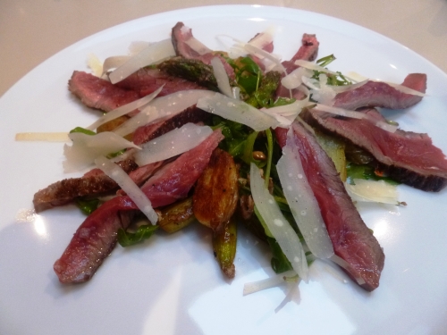 parmesan,roquette,asperges vertes,filet pur,boeuf,vinaigre balsamique,fleur de sel,sel maldon,huile d'olive,huile de noisettes,noisettes,ail,grenailles,romarin