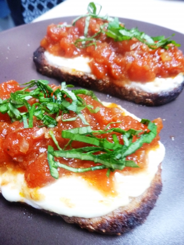 pain de campagne,oignons,anchois,chèvre frais,larry,origan,ail,echalotes,tomates,mozzarella,vinaigre balsamique,sauce soja,huile d'olive,basilic