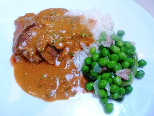 boeuf,vodka,concentré de tomate,oignon,ail,piment fûmé,paprika,crème epaisse,bouillon de boeuf,champignons,ketchup,worcestershire