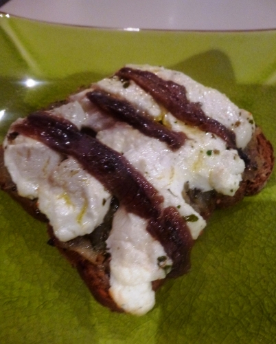 pain de campagne,oignons,anchois,chèvre frais,larry,origan,ail,echalotes,tomates,mozzarella,vinaigre balsamique,sauce soja,huile d'olive,basilic