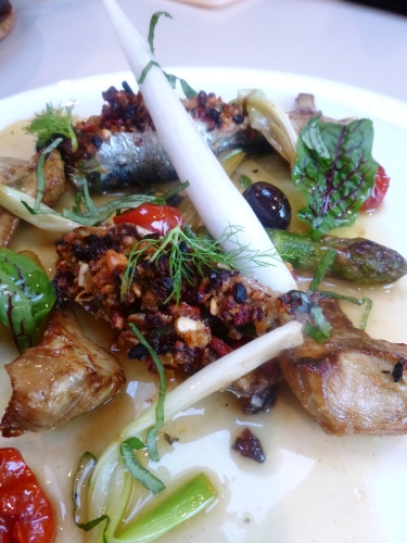 artichauts,artichauts violets,barigoule,oignons,carottes,poireau,lard fumé,citron,vin blanc sec,bouillon de volaille,persil,huile d'olive,grains de coriandre,céleri,ail,tomates cerises,miel,fenouil,olives noires,asperges vertes,basilic,oseille sanguine,sardines,chapelure,vinaigre balsamique,jus d'orange,romarin,thym,tomates confites,pignons