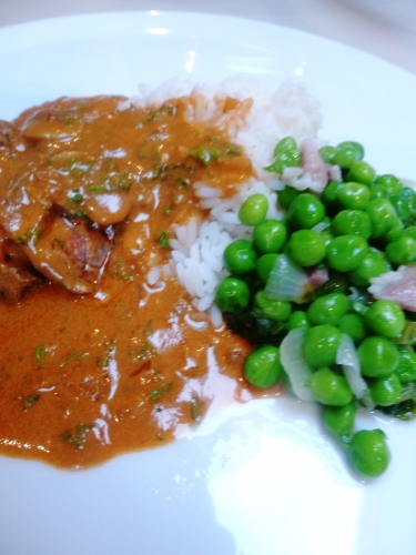 boeuf,vodka,concentré de tomate,oignon,ail,piment fûmé,paprika,crème epaisse,bouillon de boeuf,champignons,ketchup,worcestershire