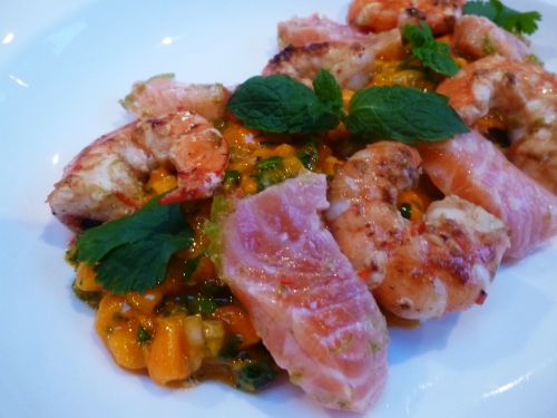 scampi,saumon,citron vert,zestes,piment rouge,huile de sésame,mangues,alphonso,menthe,coriandre,fleur de sel,okney