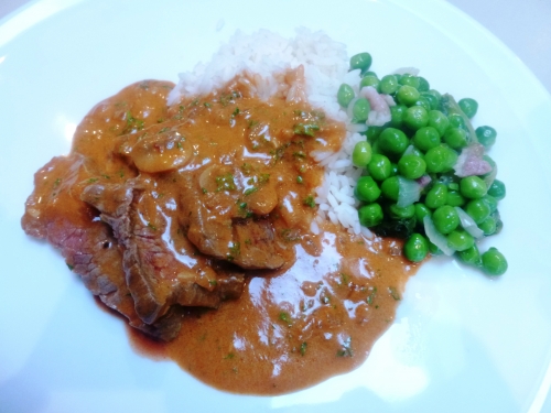 boeuf,vodka,concentré de tomate,oignon,ail,piment fûmé,paprika,crème epaisse,bouillon de boeuf,champignons,ketchup,worcestershire