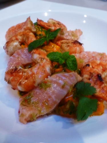scampi,saumon,citron vert,zestes,piment rouge,huile de sésame,mangues,alphonso,menthe,coriandre,fleur de sel,okney