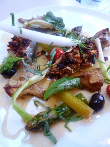 artichauts,artichauts violets,barigoule,oignons,carottes,poireau,lard fumé,citron,vin blanc sec,bouillon de volaille,persil,huile d'olive,grains de coriandre,céleri,ail,tomates cerises,miel,fenouil,olives noires,asperges vertes,basilic,oseille sanguine,sardines,chapelure,vinaigre balsamique,jus d'orange,romarin,thym,tomates confites,pignons