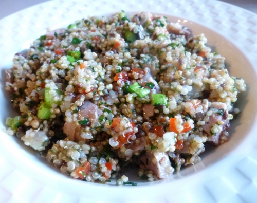 quinoa,jeunes oignons,menthe,coriandre,graines de tournesol,graines de lin,citron vert,piment vert,artichaut,radis blanc,poivron rouge,huile d'olive,olives noires,saucisse italienne au fenouil