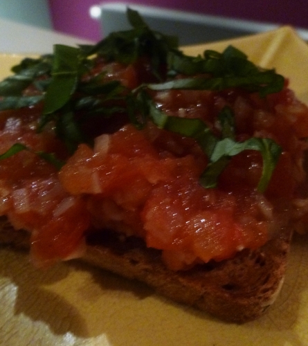 pain de campagne,oignons,anchois,chèvre frais,larry,origan,ail,echalotes,tomates,mozzarella,vinaigre balsamique,sauce soja,huile d'olive,basilic