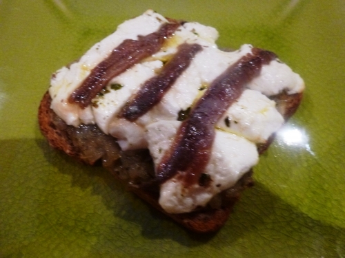 pain de campagne,oignons,anchois,chèvre frais,larry,origan,ail,echalotes,tomates,mozzarella,vinaigre balsamique,sauce soja,huile d'olive,basilic