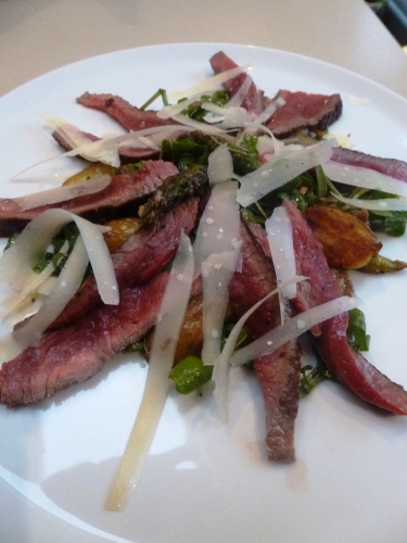 parmesan,roquette,asperges vertes,filet pur,boeuf,vinaigre balsamique,fleur de sel,sel maldon,huile d'olive,huile de noisettes,noisettes,ail,grenailles,romarin