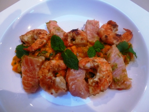 scampi,saumon,citron vert,zestes,piment rouge,huile de sésame,mangues,alphonso,menthe,coriandre,fleur de sel,okney