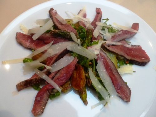 parmesan,roquette,asperges vertes,filet pur,boeuf,vinaigre balsamique,fleur de sel,sel maldon,huile d'olive,huile de noisettes,noisettes,ail,grenailles,romarin