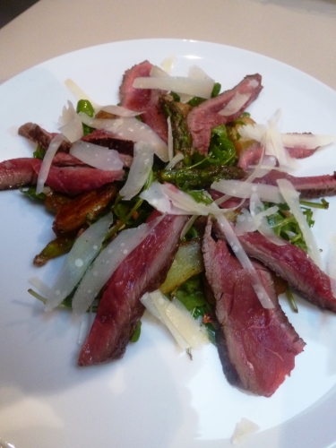 parmesan,roquette,asperges vertes,filet pur,boeuf,vinaigre balsamique,fleur de sel,sel maldon,huile d'olive,huile de noisettes,noisettes,ail,grenailles,romarin