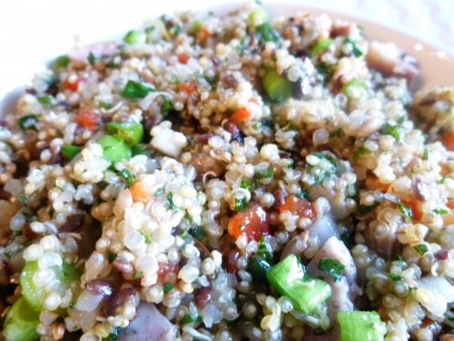 quinoa,jeunes oignons,menthe,coriandre,graines de tournesol,graines de lin,citron vert,piment vert,artichaut,radis blanc,poivron rouge,huile d'olive,olives noires,saucisse italienne au fenouil