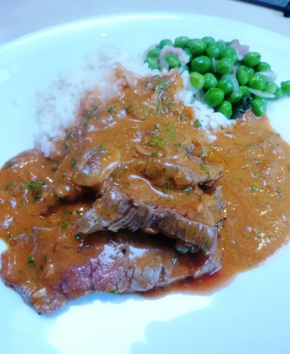 boeuf,vodka,concentré de tomate,oignon,ail,piment fûmé,paprika,crème epaisse,bouillon de boeuf,champignons,ketchup,worcestershire