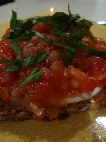 pain de campagne,oignons,anchois,chèvre frais,larry,origan,ail,echalotes,tomates,mozzarella,vinaigre balsamique,sauce soja,huile d'olive,basilic