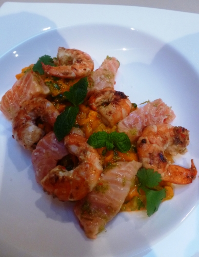 scampi,saumon,citron vert,zestes,piment rouge,huile de sésame,mangues,alphonso,menthe,coriandre,fleur de sel,okney