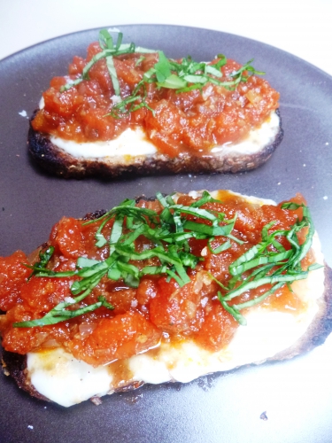 pain de campagne,oignons,anchois,chèvre frais,larry,origan,ail,echalotes,tomates,mozzarella,vinaigre balsamique,sauce soja,huile d'olive,basilic