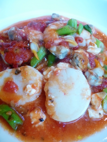 Vin Blanc, Coques, Ail, Tomates, Origan, Citron, Gambas, Coquilles St Jacques, Feta, Jeunes Oignons, Piment Fumé