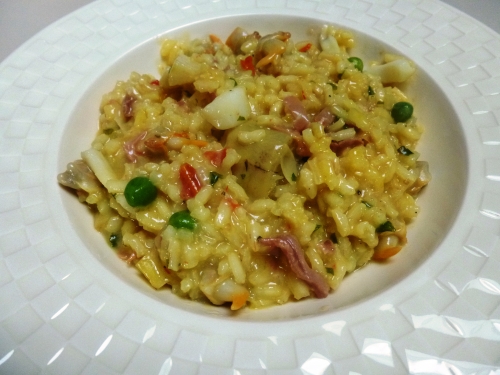 risotto,coques,artichauts,seiche,tomates confites,vin blanc,jambon bodega,citron,persil,ail,bouillon de coques,crème epaisse,safran,petits pois
